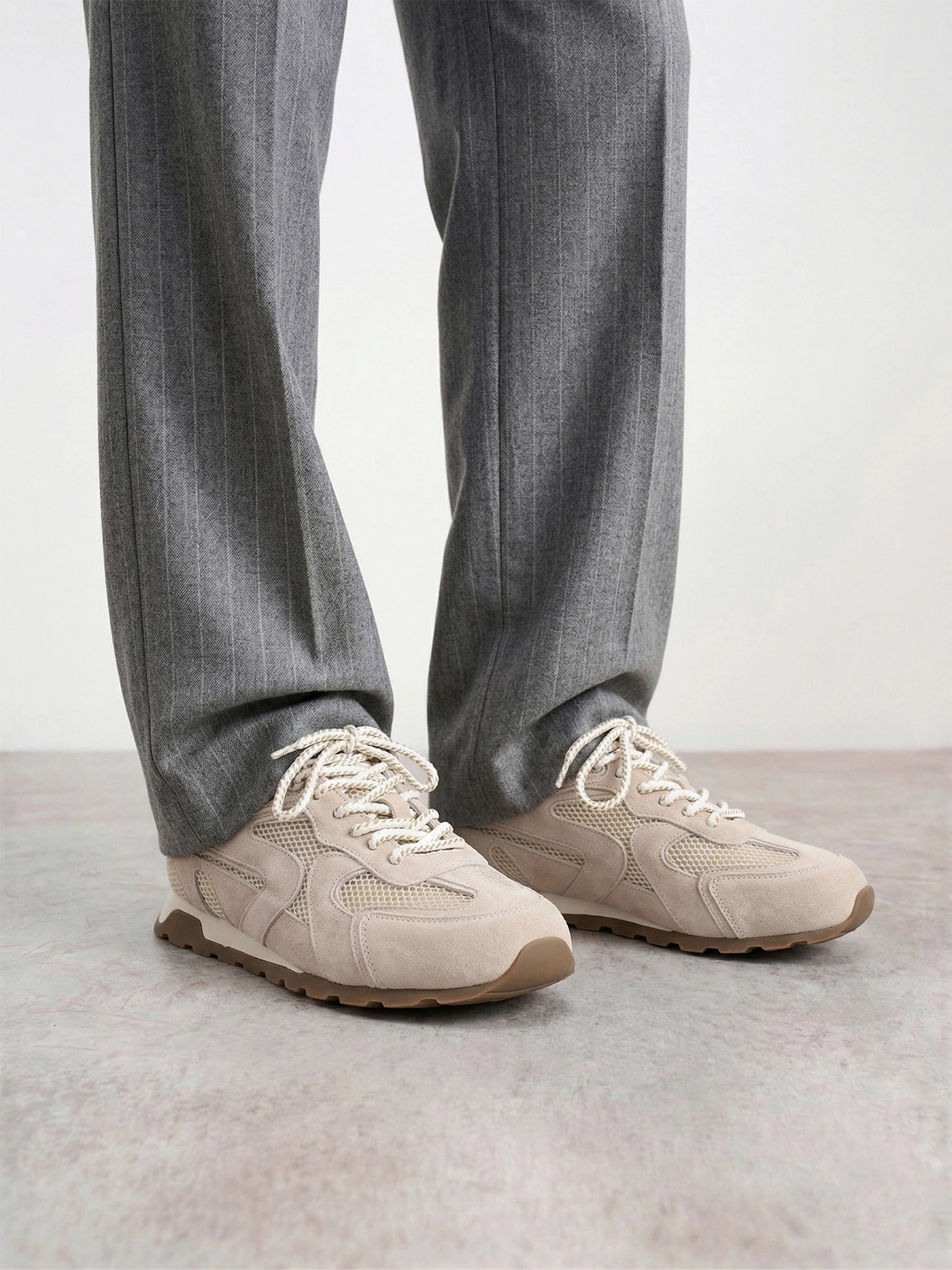 Кроссовки комбинированные серого цвета на низкой подошве